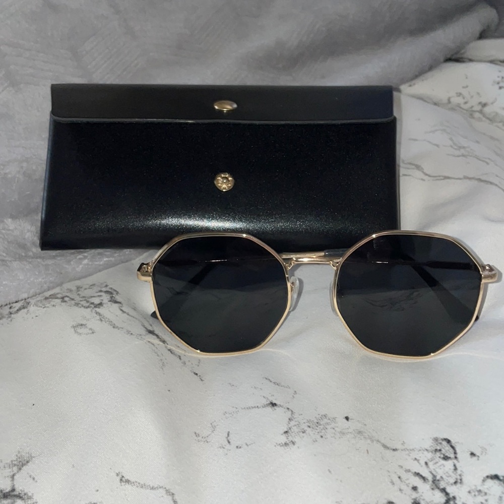 *FREE W/ PURCHASE* Polarized sunglasses with case